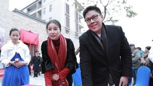 英亲王赠《远国的凤冠》,豪门媳妇郭晶晶正式