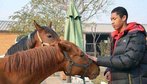 下一个姚明腾空诞生!首位混血篮球天才浓眉哥