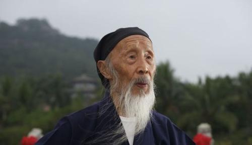 在道观,张至顺从事杂役,终日劳苦,磨练心志,因道心清明和修炼上