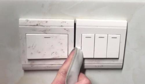 开关插座有污渍很难看,用家里的它轻轻一擦,脏