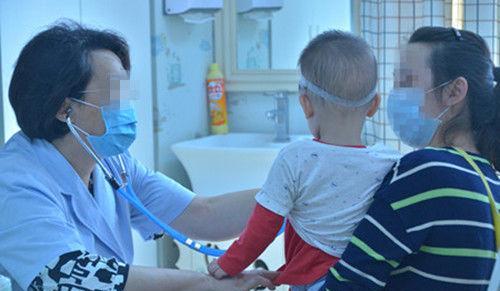 婆婆帮忙带孩子,妈妈发现孩子踮脚走路,医生的