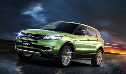 外形与路虎揽胜极光不同，采用了熏黑设计，单条幅镀与大灯组相连