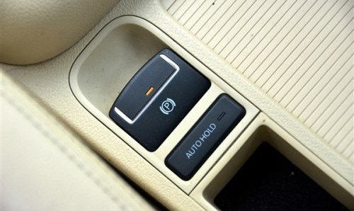 电子手刹汽车如何坡道起步 学会方法轻松启动