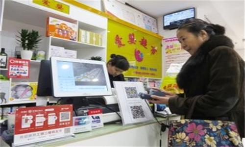 上百元的商品，抠门男子只付一分钱就开溜