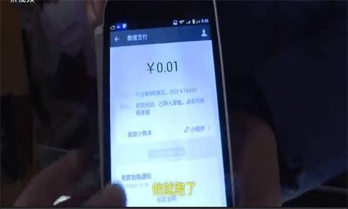 上百元的商品，抠门男子只付一分钱就开溜
