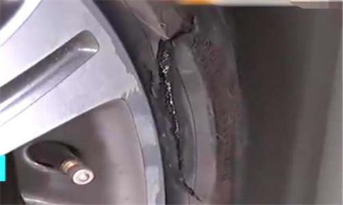 新提奔驰不到一个月爆了两个防爆胎,4S店的回