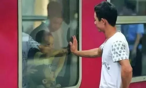 过完年,镜头下的孩子与父母离别,让人心酸不已!