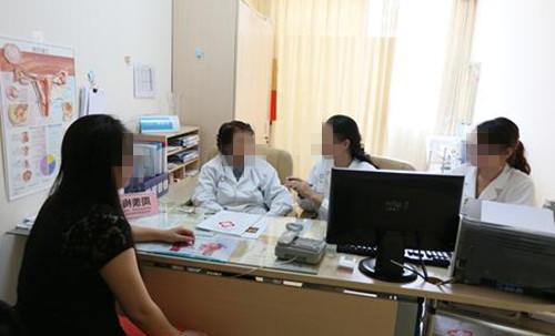 孩子脚长水泡,妈妈用偏方治,发烧送医,医生:脓包