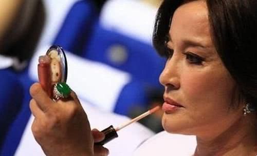 整容后遗症有多吓人?有的脸僵到嘴歪斜,有的像戴了张假脸!