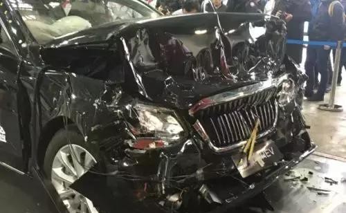 红旗H7轿车“表演”撞大货车，这是在搞笑吗？