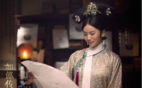 她与陈思成分手后嫁富商，可惜被抛弃，如今和女儿相依为命