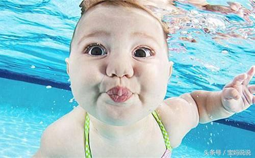 婴儿在水底下游泳张开嘴不会呛水,是真的吗?