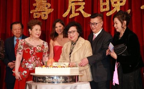 梁舜燕85岁大寿获好友祝贺 薛家燕花大衣喜庆汪明荃朴素风