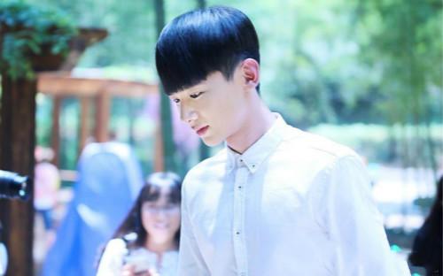 白敬亭新剧《初晨忘记你》即将开拍,看完女主