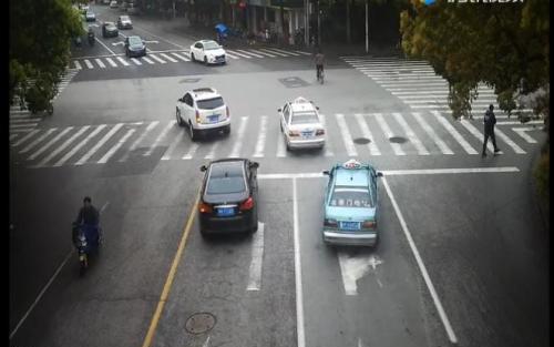 交警提醒:转弯让直行不通用,这些情况直行车辆