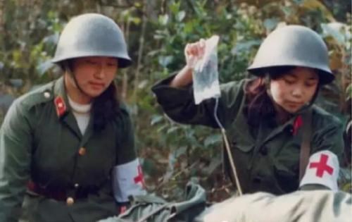 历史照片:对越自卫反击战中的“解放军女军医”透漏着年代气息
