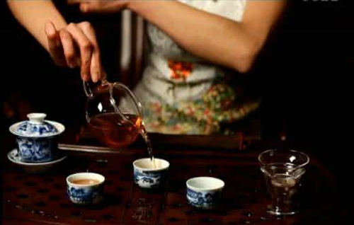 懂得敬酒敬茶礼仪,无形中给你增加印象分!