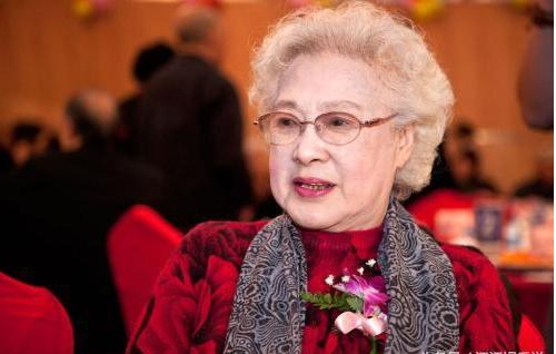 96岁秦怡比赵雅芝刘晓庆还显嫩,默默无闻捐出毕生积蓄令人敬佩