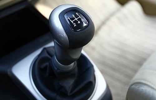 对于刚拿到驾照的人来说,是手动挡适合新手还