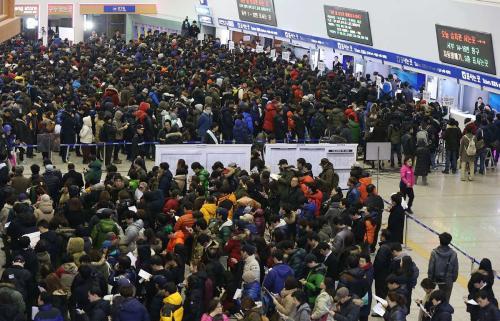 韩国网友抱怨春运人太多买不到票,中国网友呵