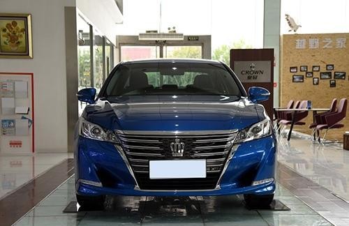 用料实在，性价比高，不输40万级的车：2017款 丰田皇冠