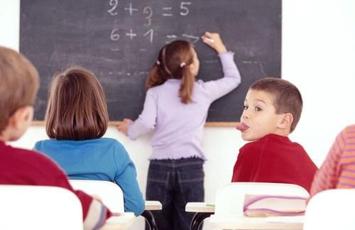 孩子经常违反纪律,小学老师可以怎样处理?这4