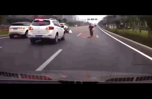 SUV嚣张加塞致追尾，火爆老司机下车直接教育一顿