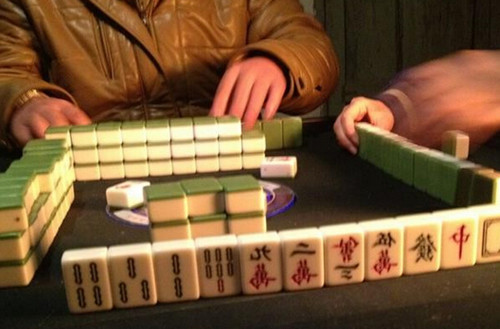 妈妈沉迷麻将,12岁女儿自卑不爱说话,妈妈用迟