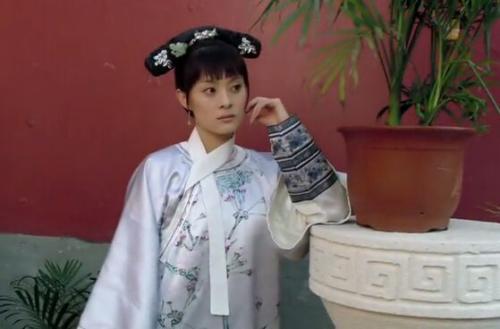 《甄嬛传》甄嬛单名一个嬛字，为何她的妹妹名字是玉娆、玉隐？