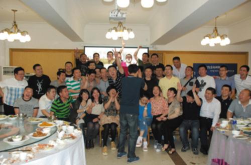 每年同学聚会,人们都在回忆曾经谈论未来,他的