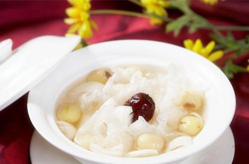 秋季养阴润燥、止咳利咽必备--白果雪耳炖椰子