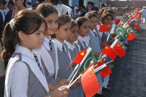 中国游客到巴基斯坦,竟被女孩这么对待,比在国