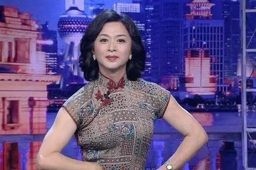 51岁黄菡全家照曝光，女儿颜值不输明星，首谈离开非诚原因