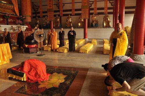 过年都喜欢去寺庙烧香,但不知道这些忌讳,可能