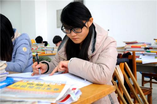 2018年考研国家线呈下降趋势，初试通过率提高，不要放弃复试哦