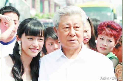 86岁王心刚全家照，儿子竟也是大帅哥，他长期照顾有病妻子的故事