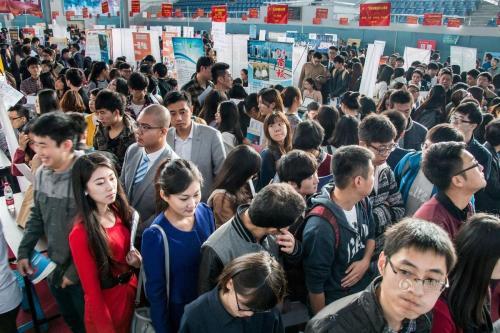 在杭州每个月工资多少才不算低?很多应届生都