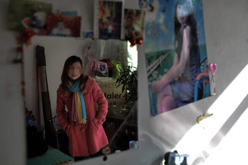 嫂子帮忙带孩子,妈妈发现孩子身上有异味,打开