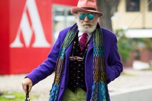 男子向老人炫耀千万超级跑车，老人拿出车钥匙，小伙吓愣了！