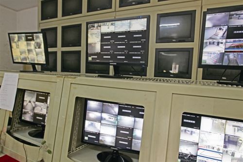 车停大自然家园被刮花,谁干的? 小区监控不少