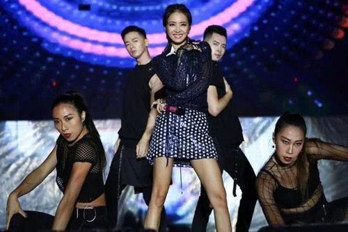 蔡依林惊艳写真曝光，尺度略大，网友：尺度堪比男人装