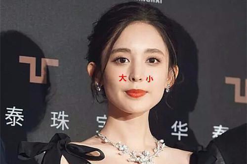 网友再次质疑古力娜扎整容,鼻子一大一小太明