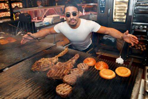 网红撒盐哥在纽约开餐厅!小李子现身,价格和评论让人无语