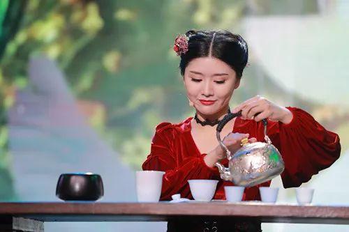 戴雅宜荣获首届《最美茶艺师》电视大赛总冠军
