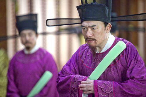 从什么时候开始皇帝上朝需要官员下跪?下跪原因何在？