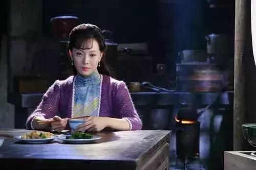 看完这个女人的前半生, 我才明白40岁的女人有多美, 她就是陈数