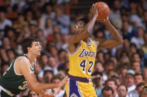 哪些近视眼高手?詹皇近视300度,1人是姚明最