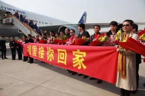 中国百年落后挨打终于站起来了,“祖国接你回家”标语让人落泪!