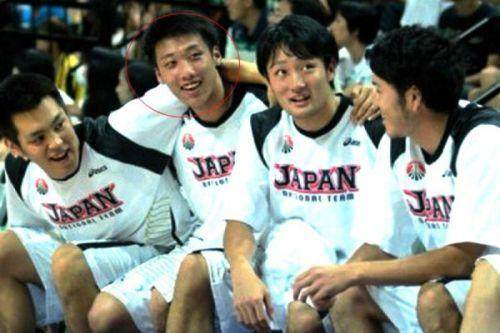 放弃中国国籍就没机会重新加入了,他很后悔少