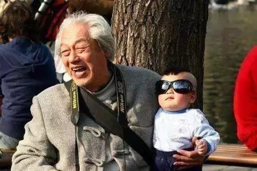 爷爷奶奶到底有多宠孙子孙女?我削儿子,我爸削我